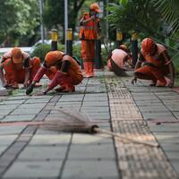 satpol-pp-hingga-tni-keroyokan-bersihkan-trotoar-dki