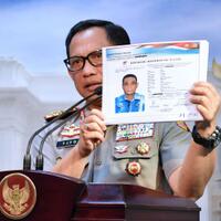 polisi-bersabar-menunggu-novel-berbicara