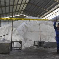 tersangka-dan-bukti-kasus-pt-garam-diserahkan-ke-kejagung