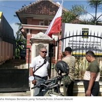 pemasangan-bendera-merah-putih-di-kantor-pks-situbondo-terbalik
