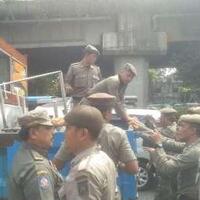 ojek-online-melawan-petugas-saat-mau-diusir-dari-trotoar