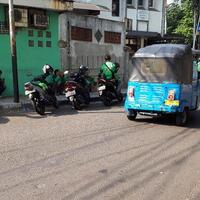 ojek-online-masih-ngetem-di-trotoar-stasiun-tanah-abang