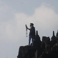 duh-orang-ini-sibuk-selfie-di-dinding-candi-borobudur