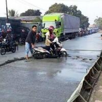 komentar-komentar-lucu-atas-foto-viral-pengendara-motor-terabas-cor-beton-basah