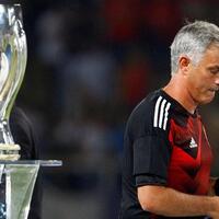 mourinho-berikan-medali-piala-super-eropanya-ke-penggemar-cilik