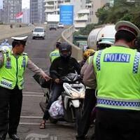 video-polisi-diledekin-pelanggar-lalu-lintas-ini-viral