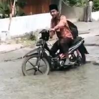 jangankan-emak-emak-remaja-ini-juga-bisa-terjebak-cor-jalan-yang-masih-basah