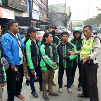 tunggu-penumpang-di-trotoar-driver-ojek-online-didenda-rp-250-ribu