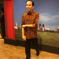 patung-lilin-jokowi-di-hongkong-kini-kenakan-kemeja-batik