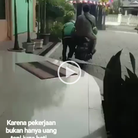 terharu-tali-sepatu-penderita-stroke-ini-diikatkan-oleh-driver-ojek-online