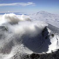 peneliti-temukan-91-gunung-berapi-baru-di-antartika