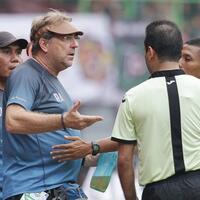 kesal-gol-pluim-dianulir-pelatih-psm-makassar-sarankan-wasit-pakai-var