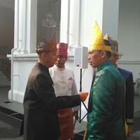 paspampres-ikut-mengenakan-pakaian-adat