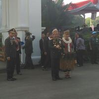 upacara-di-istana-kapolri-kenakan-atribut-papua