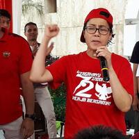 pakai-topi-terbalik-sri-mulyani-nyanyi-sampai-merem-melek