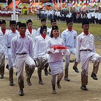 paskibra-di-lapangan-becek-pembawa-baki-tanpa-sepatu-pak-camat-menangis