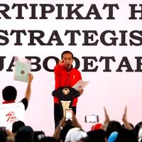 presiden-serahkan-sertifikat-taman-bmw-ke-djarot