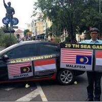 mobil-berbendera-malaysia-terbalik-berkeliaran-di-kota-solo