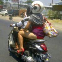 10-foto-orang-naik-motor-yang-bikin-was-was-punya-nyawa-dobel-atau-gimana