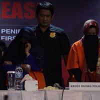 anniesa-hasibuan-bercadar-dan-diborgol-saat-hadir-di-bareskrim