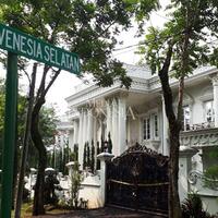 mengintip--istana--bergaya-eropa-klasik-milik-bos-first-travel