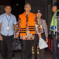 kpk-sita-batu-akik-hingga-keris-milik-tonny-budiono