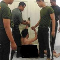 alasan-pria-ini-nekat-tanpa-busana-di-depan-istana-bertahun-tahun-tak-punya-pacar