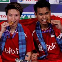 atlet-atlet-yang-menggigit-medalinya