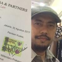 heboh-video-panas-millendaru-tunjuk-pengacara-kondang-ini-menangani