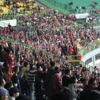 polisi-olah-tkp-suporter-tewas-di-stadion-bekasi