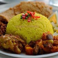 mau-sarapan-apa-yuk-coba-7-racikan-nasi-kuning-berlauk-komplet-ini