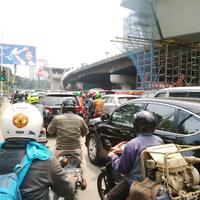 berangkat-lebih-pagi-cara-pemotor-hindari-macet-pancoran