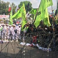 ricuh-demonstran-lempar-batu-saat-protes-di-kedubes-myanmar