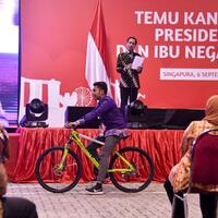 presiden-jokowi-bagikan-sepeda-dan-baca-puisi-di-singapura