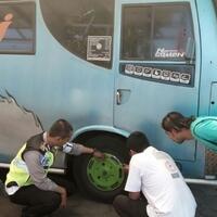 lihat-perempuan-yang-dilindasnya-tewas-ini-yang-dilakukan-sopir-minibus