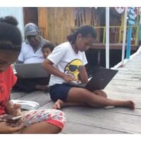 senangnya-warga-kampung-enggros-papua-menikmati-internet
