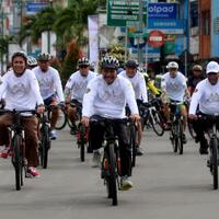 luhut-dan-gubernur-bersama-peserta-tdm-bersepeda-keliling-kota-ambon