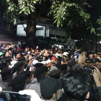 puluhan-orang-kepung-kantor-ylbhi