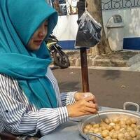 viral-penjual-cilok-cantik-jadi-perbincangan-banyak-yang-minta--share-location