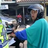 heboh-polwan-dibentak-bentak-oleh-pemotor-yang-berhenti-melebihi-garis-marka