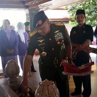 panglima-tni-ziarah-ke-makam-bung-karno-dan-gus-dur