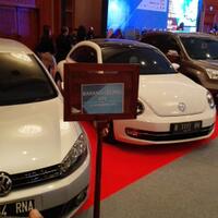 ratusan-orang-berebut-barang-lelangan-kpk