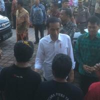 jokowi-menyambangi-pengungsi-di-gor-swecapura