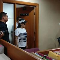 menolak-diwawancara-saat-tiba-di-bareskrim-syahrini-saya-gak-mau-ada-kamera