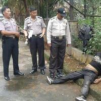 mayat-pria-bersandar-di-pagar-gegerkan-warga-depok