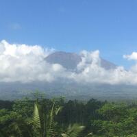 cuaca-cerah-gunung-agung-menampakkan-diri