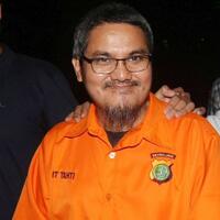 polisi-amankan-beberapa-bukti-dari-rumah-jonru