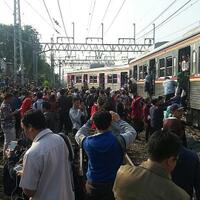 suasana-kacaunya-penumpang-dampak-dari-krl-jurusan-bogor-muara-angke-anjlok