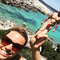 pasangan-ini-sering-quottelanjangquot-saat-travelling