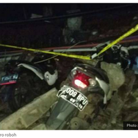 tembok-di-polda-metro-jaya-roboh-menimpa-belasan-motor